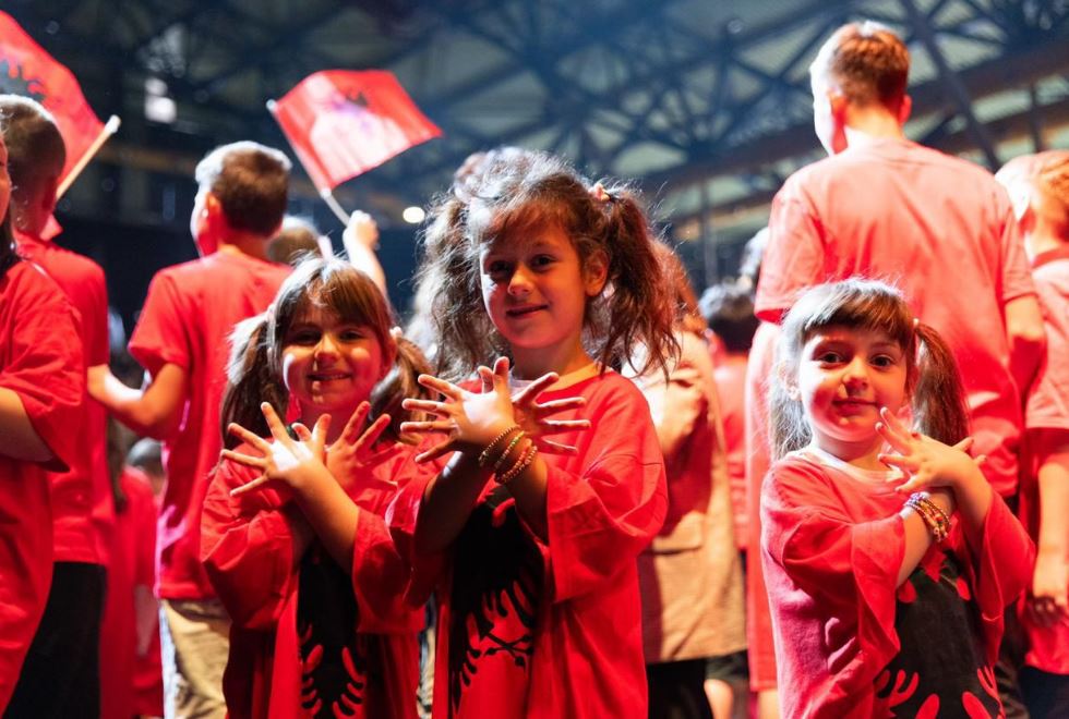 FOTOLAJM/ Nga salla e mbushur plot dhe “patronazhistët” e vegjël e veshur kuqezi sipas opozitës së të marrëve, të ballkonit, hekurave dhe Lul biberonit FOTOLAJM/ Nga salla e mbushur plot dhe “patronazhistët” e vegjël e veshur kuqezi sipas opozitës së të marrëve, të ballkonit, hekurave dhe Lul biberonit