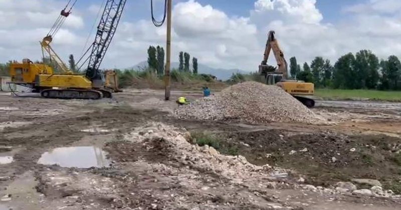 Kampi duhej të inaugurohej në 20 maj, deputetët e PD-së italiane vizitë blic në Gjadër: Punimet s’kanë filluar Kampi duhej të inaugurohej në 20 maj, deputetët e PD-së italiane vizitë blic në Gjadër: Punimet s’kanë filluar