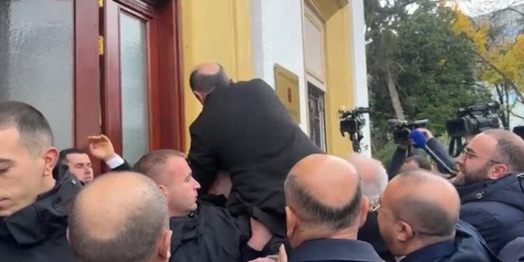 “Shpërthen” Dash Sula: Po bëjmë opozitë kuturu, pse o me Flamur Nokën do vijmë në pushtet ne? “Shpërthen” Dash Sula: Po bëjmë opozitë kuturu, pse o me Flamur Nokën do vijmë në pushtet ne?