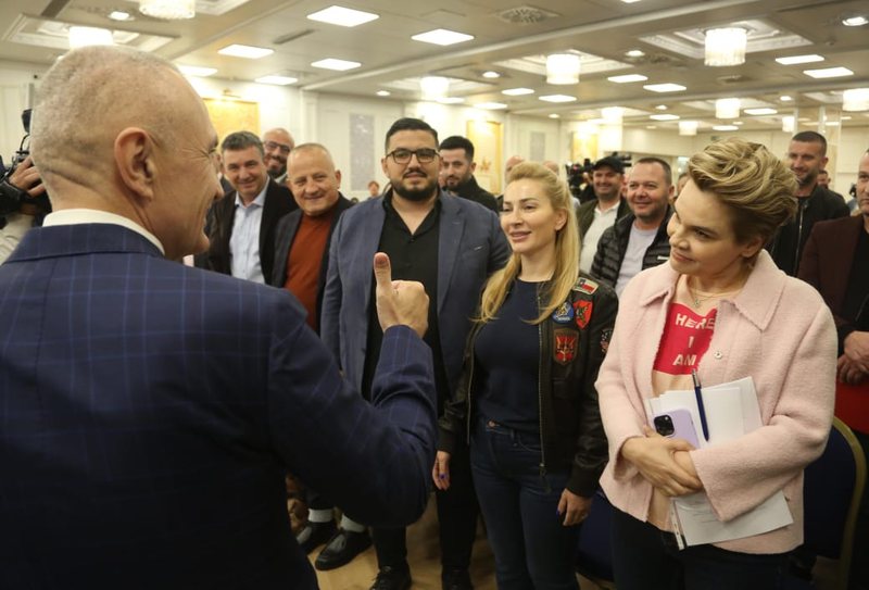 Ndarja e madhe: Ditët në hotel të Ilirit pa Monën e tij Ndarja e madhe: Ditët në hotel të Ilirit pa Monën e tij