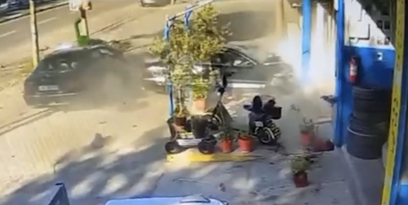 Pamjet e frikshme, momenti kur “Benzi” me shpejtësi marramendëse mori para 50-vjeçarin dhe “fluturoi” duke u përplasur me një mjet të parkuar Pamjet e frikshme, momenti kur “Benzi” me shpejtësi marramendëse mori para 50-vjeçarin dhe “fluturoi” duke u përplasur me një mjet të parkuar