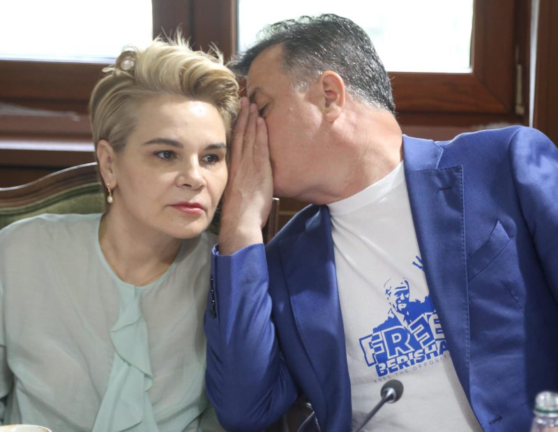 “Do zoti nuk na përmend dhe ne”! Monika dhe Muli, vesh më vesh ndërsa flet Altin Dumani “Do zoti nuk na përmend dhe ne”! Monika dhe Muli, vesh më vesh ndërsa flet Altin Dumani