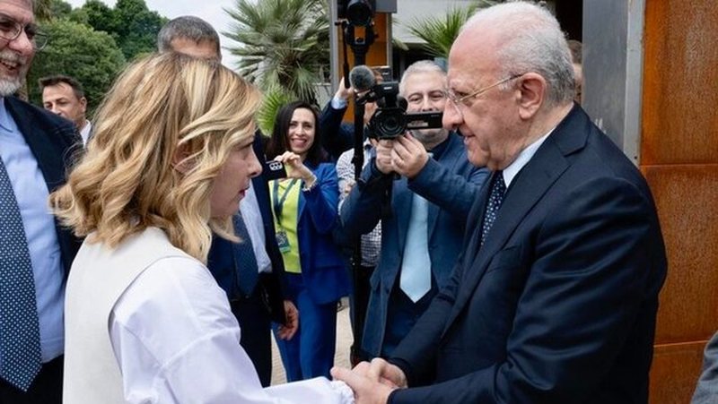 VIDEO/ “Unë jam ajo trapja Meloni”, kryeministrja italiane takon presidentin e Campania pasi e fyeu VIDEO/ “Unë jam ajo trapja Meloni”, kryeministrja italiane takon presidentin e Campania pasi e fyeu