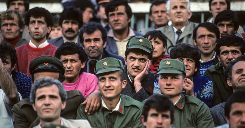 Futbolli në Shqipërinë staliniste: 90 minutat e vetme kur njerëzit mund të ishin vetvetja Futbolli në Shqipërinë staliniste: 90 minutat e vetme kur njerëzit mund të ishin vetvetja