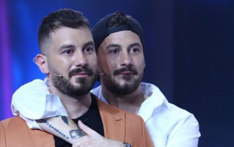 VIDEO/ E ngacmojnë se nuk “di të lexojë”, ja problemi shëndetësor që kanë dy vëllezërit Veshaj VIDEO/ E ngacmojnë se nuk “di të lexojë”, ja problemi shëndetësor që kanë dy vëllezërit Veshaj