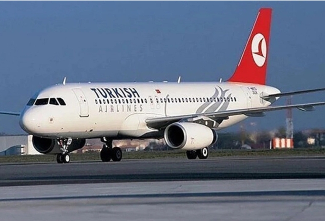 Avioni bën ulje të detyruar në Tiranë pasi një burrë preu veten me brisk Avioni bën ulje të detyruar në Tiranë pasi një burrë preu veten me brisk