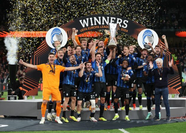 Italia në festë! Mediat shijojnë kryeveprën e Atalantas: Tifozët e “djegin” në Bergamo (Video) Italia në festë! Mediat shijojnë kryeveprën e Atalantas: Tifozët e “djegin” në Bergamo (Video)