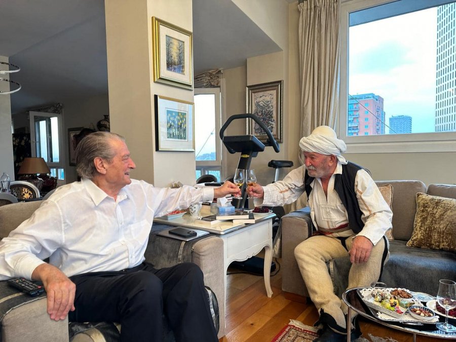 Çun Lajçi: Kur po vdisja nga Covidi, Berisha me shpenzimet e tij do më çonte në Stamboll. Por nuk më ka blerë Çun Lajçi: Kur po vdisja nga Covidi, Berisha me shpenzimet e tij do më çonte në Stamboll. Por nuk më ka blerë