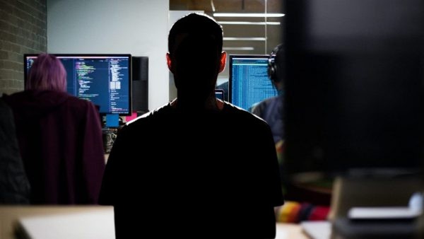 Pse nuk goditet rrjeti i mashtrimeve me call center tek Kompleksi Usluga në pronësi të Endri Haxhisalos? A do të nis SPAK hetimin për bosat e call centerave në Tiranë Pse nuk goditet rrjeti i mashtrimeve me call center tek Kompleksi Usluga në pronësi të Endri Haxhisalos? A do të nis SPAK hetimin për bosat e call centerave në Tiranë