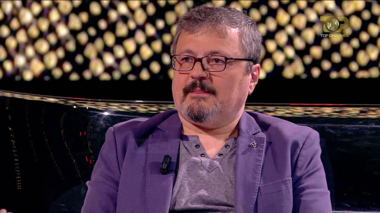 Mësuesi i gjuhës i kthyer në “historian” Ardian Vehbiu u përgjigjet shqiptarëve me një status ironik: Mos ma prek Bubulinën Mësuesi i gjuhës i kthyer në “historian” Ardian Vehbiu u përgjigjet shqiptarëve me një status ironik: Mos ma prek Bubulinën