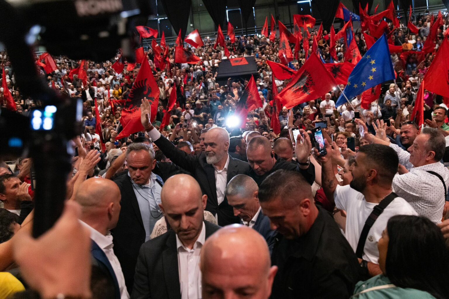 Bëri bujë të madhe pjesëmarrja masive në takimin e Ramës në Athinë: Si u pasqyrua vizita e kryeministrit shqiptar nga mediat greke?! Bëri bujë të madhe pjesëmarrja masive në takimin e Ramës në Athinë: Si u pasqyrua vizita e kryeministrit shqiptar nga mediat greke?!