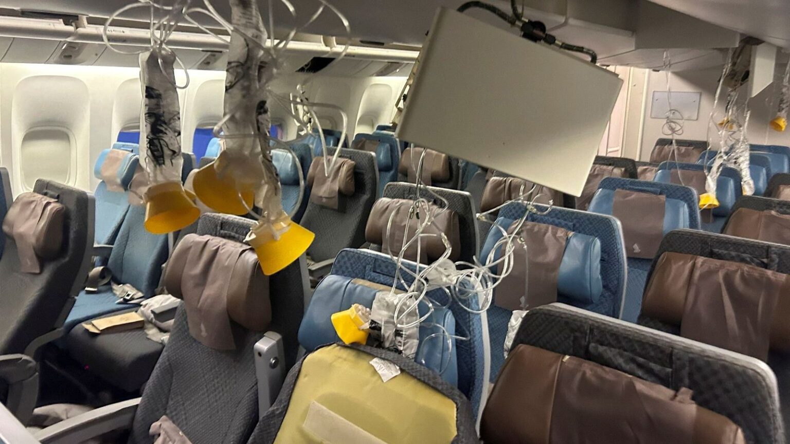 VIDEO/ “Njerëzit u përplasën me kabinat e bagazheve”! Pasagjeri tregon çastet e tmerrit gjatë turbulencave në “Singapore Airlines” VIDEO/ “Njerëzit u përplasën me kabinat e bagazheve”! Pasagjeri tregon çastet e tmerrit gjatë turbulencave në “Singapore Airlines”