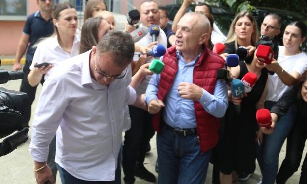 Ilir Meta shikon ëndrra me trimëri dhe kërcënon: Do i kap për veshi spurdhjakët dhe baxhellat e SPAK, që merren me mua dhe Berishën dhe s’arrestojnë Ramën e Veliajn. Jemi gati të vdesim Ilir Meta shikon ëndrra me trimëri dhe kërcënon: Do i kap për veshi spurdhjakët dhe baxhellat e SPAK, që merren me mua dhe Berishën dhe s’arrestojnë Ramën e Veliajn. Jemi gati të vdesim