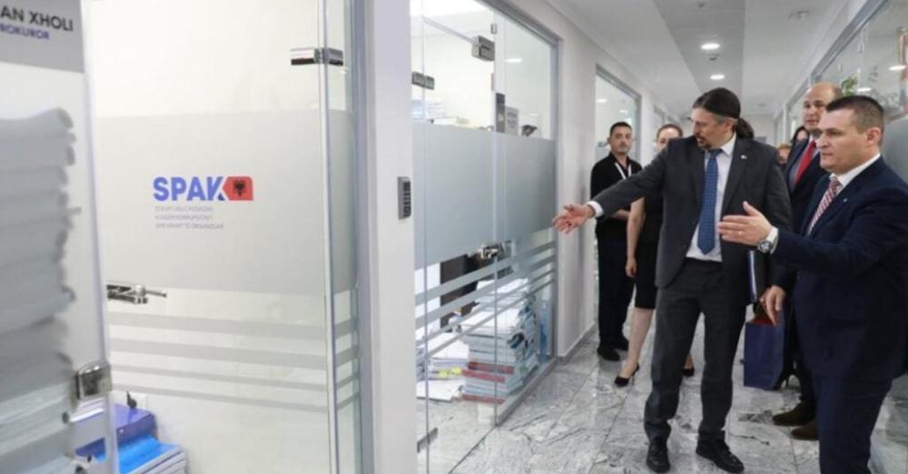 Altin Dumani i tregon zyrat e SPAK, koordinatori amerikan i Antikorrupsionit habitet nga pirgu i dosjeve Altin Dumani i tregon zyrat e SPAK, koordinatori amerikan i Antikorrupsionit habitet nga pirgu i dosjeve