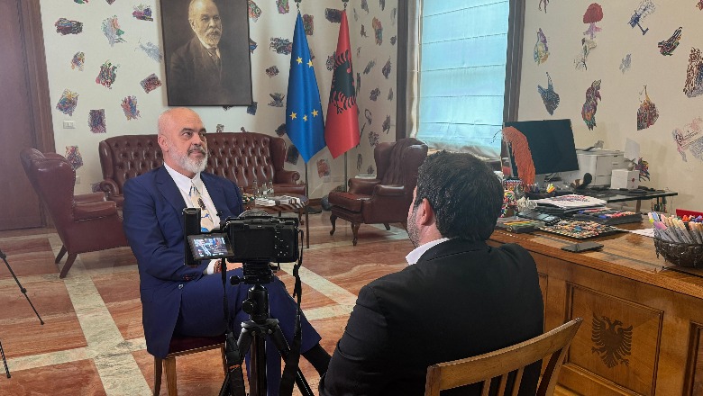 Mero Baze: Përse ishte aq i qetë Edi Rama në ekranin e Rai 3? Mero Baze: Përse ishte aq i qetë Edi Rama në ekranin e Rai 3?