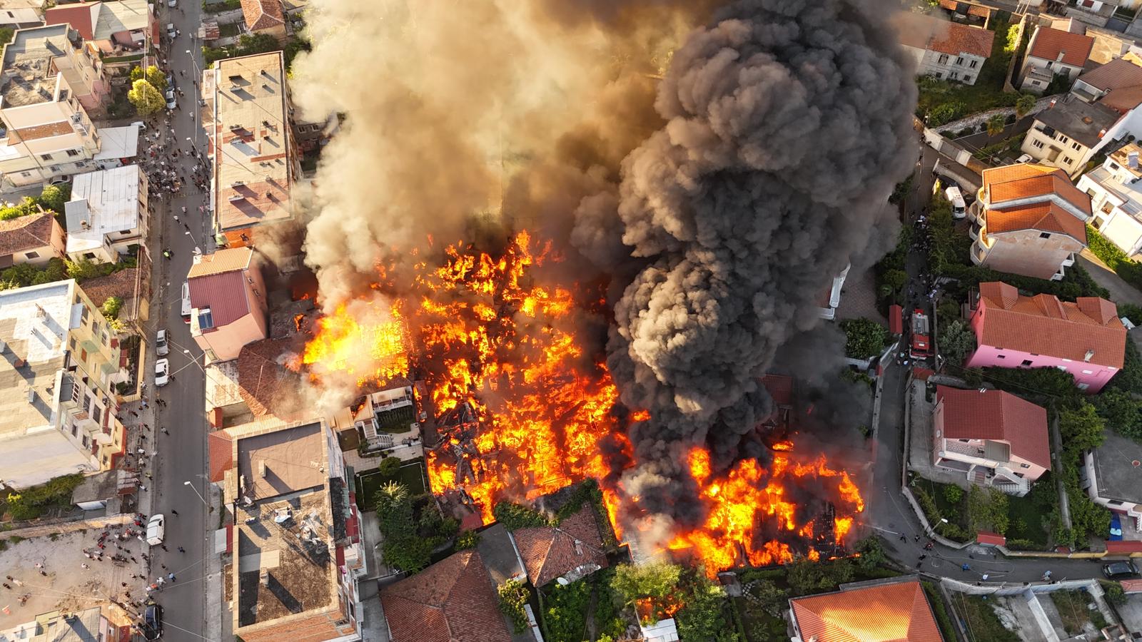 Zjarri përpin disa banesa tek tregu i rrobave të përdorura në Shkodër! 21 mjete zjarrfikëse dhe 110 punonjës mbyllin luftën me flakët pas 5 orësh ! Zjarri përpin disa banesa tek tregu i rrobave të përdorura në Shkodër! 21 mjete zjarrfikëse dhe 110 punonjës mbyllin luftën me flakët pas 5 orësh !