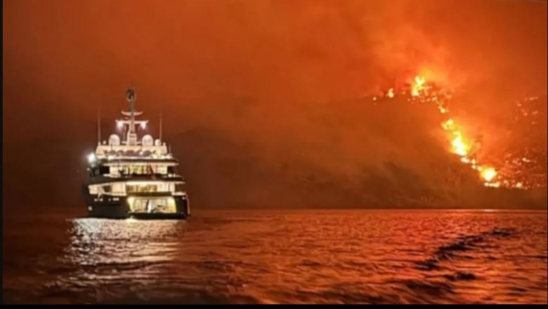 Festa me fishekzjarre në jaht i vë zjarrin ishullit grek, 13 të arrestuar Festa me fishekzjarre në jaht i vë zjarrin ishullit grek, 13 të arrestuar