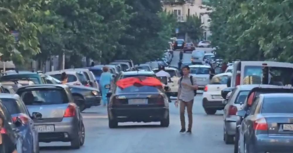VIDEO/ Barazimi i bujshëm i Shqipërisë, festa mbërrin në Greqi! Shqiptari lëviz rrugëve të qytetit me flamurin kombëtar VIDEO/ Barazimi i bujshëm i Shqipërisë, festa mbërrin në Greqi! Shqiptari lëviz rrugëve të qytetit me flamurin kombëtar