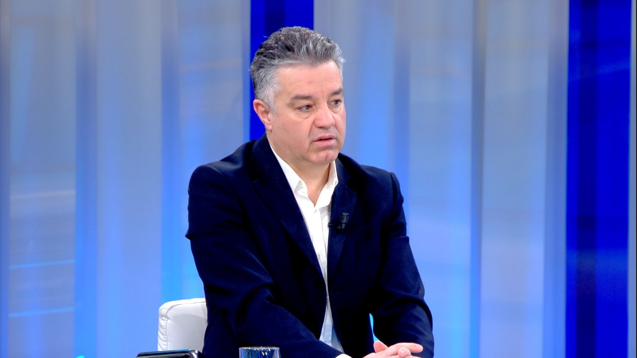 Deputeti i PS e bën të flasi me “veten” Enon me dy “n” të Saliut: Kujdes me mua ju që jeni poshtë greminës, që i’u ka mbyllur në shpellë Berisha Deputeti i PS e bën të flasi me “veten” Enon me dy “n” të Saliut: Kujdes me mua ju që jeni poshtë greminës, që i’u ka mbyllur në shpellë Berisha