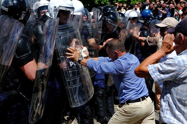 “Jemi luanët e Sali Berishës”, protestuesit shtyjnë policët, plagosen dy prej tyre “Jemi luanët e Sali Berishës”, protestuesit shtyjnë policët, plagosen dy prej tyre