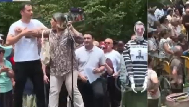 VIDEO/ Protesta qesharake e Këlliç “autobuzit falas” dhe “teatrit” të Kalasë përpak sa nuk përfundon në ring boksi VIDEO/ Protesta qesharake e Këlliç “autobuzit falas” dhe “teatrit” të Kalasë përpak sa nuk përfundon në ring boksi