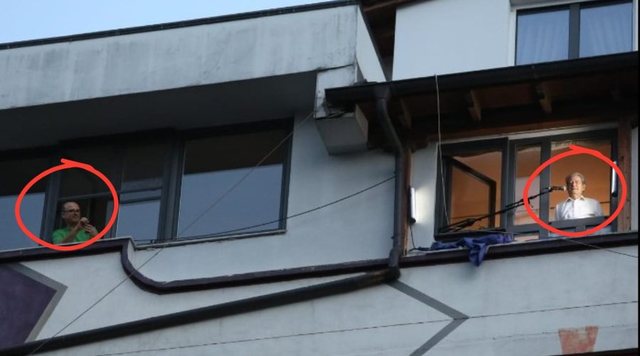 FOTOLAJM/ Berisha fitoi vulën e PD, dhëndri entuziast e filmon nga dritarja e shtëpisë FOTOLAJM/ Berisha fitoi vulën e PD, dhëndri entuziast e filmon nga dritarja e shtëpisë