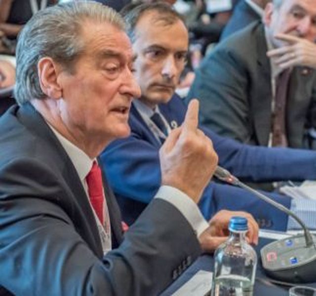 FOTOLAJM/ Berisha akuzon Ramën, por kryespiunin rumun e ka pasur në krah! FOTOLAJM/ Berisha akuzon Ramën, por kryespiunin rumun e ka pasur në krah!