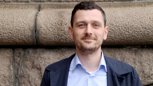 Adnan Dibrani bëhet deputeti i parë shqiptar në Parlamentin Evropian Adnan Dibrani bëhet deputeti i parë shqiptar në Parlamentin Evropian