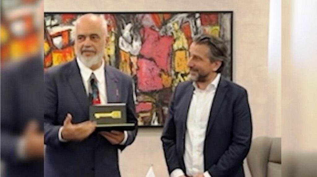 Rama i Prishtinës i jep çelsin e kryeqytetit Ramës së Shqipërisë…Tani mund të vij pa leje, kam çelësin me vete Rama i Prishtinës i jep çelsin e kryeqytetit Ramës së Shqipërisë…Tani mund të vij pa leje, kam çelësin me vete