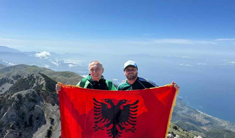 Dy beqarë aventurierë Dy beqarë aventurierë