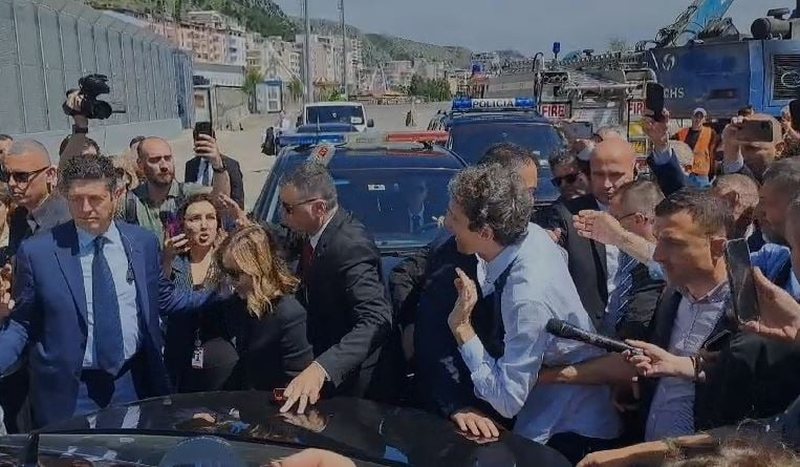 VIDEO: “Bëtë viktimat për një orë pa iu përgjigjur asnjë pyetje si…”! Deputeti i opozitës së majtë italiane përplaset me Melonin në dalje të kampit të Gjadrit VIDEO: “Bëtë viktimat për një orë pa iu përgjigjur asnjë pyetje si…”! Deputeti i opozitës së majtë italiane përplaset me Melonin në dalje të kampit të Gjadrit