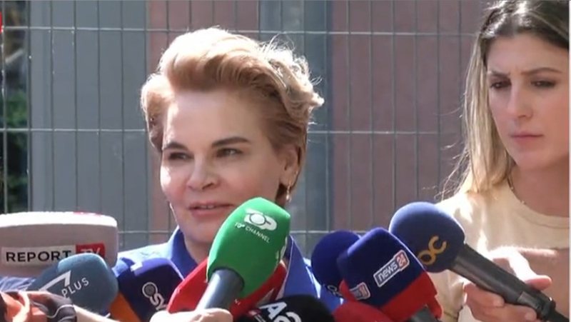 Kryemadhi mbi 5 orë në SPAK për pasurinë,asnjë fjalë për miliona euro të zhvatura! lobimin dhe shpenzimet estetike: “Botox” kam bërë si të gjitha gratë?! Celularin? Le ta mbajnë brenda! Kryemadhi mbi 5 orë në SPAK për pasurinë,asnjë fjalë për miliona euro të zhvatura! lobimin dhe shpenzimet estetike: “Botox” kam bërë si të gjitha gratë?! Celularin? Le ta mbajnë brenda!