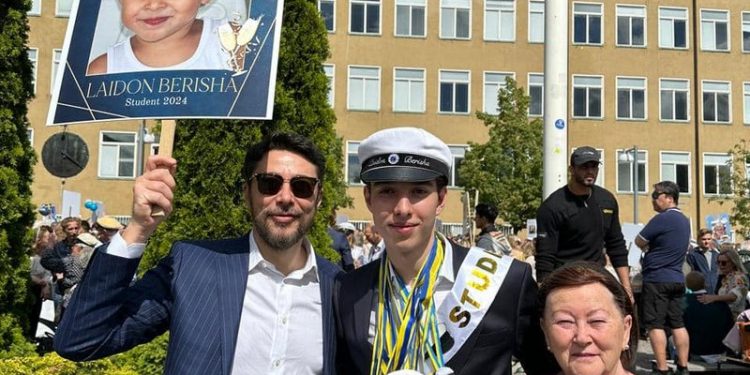 Liria lë vetëm Berishën në shtëpi dhe fluturon drejt Suedisë me Shkëlzenin: Gjysh i “ngujuar” mungon në diplomimin e nipit Liria lë vetëm Berishën në shtëpi dhe fluturon drejt Suedisë me Shkëlzenin: Gjysh i “ngujuar” mungon në diplomimin e nipit