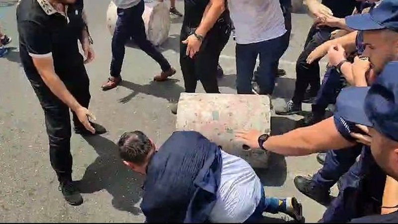 VIDEO/ Klevis Balliu rrëzohet në tokë, Bardhi e Nallbati u sulen policëve: Do t’i q* robt! VIDEO/ Klevis Balliu rrëzohet në tokë, Bardhi e Nallbati u sulen policëve: Do t’i q* robt!