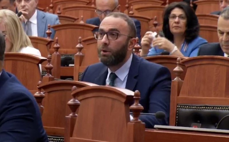 Perla e ditës: Gaz Bardhi “shkarkon” deputetët e një parti tjetër PD së Bashës dhe kërkon rikthimin e Berishës në… PD Perla e ditës: Gaz Bardhi “shkarkon” deputetët e një parti tjetër PD së Bashës dhe kërkon rikthimin e Berishës në… PD