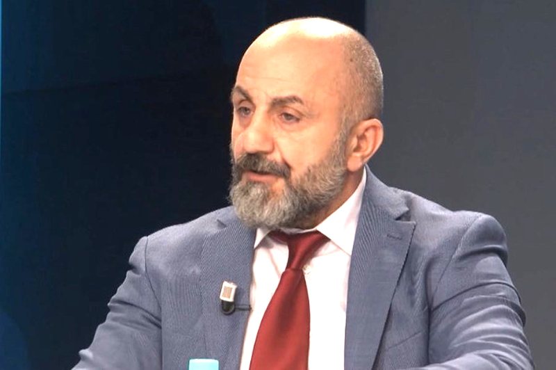 Nëse parlamentin e mbushim me Flamura do kemi një çmendi! Avokati dhe analisti i njohur Romeo Kara: Ja skenari “errët” që po thur nga banesa me besnikët e tij Sali Berishës për të shpëtuar nga SPAK Nëse parlamentin e mbushim me Flamura do kemi një çmendi! Avokati dhe analisti i njohur Romeo Kara: Ja skenari “errët” që po thur nga banesa me besnikët e tij Sali Berishës për të shpëtuar nga SPAK