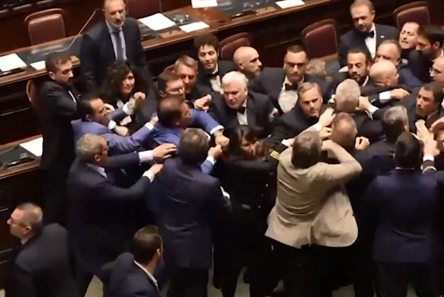 VIDEO/ Plas grushti mes deputetëve në Parlamentin italian: Ja gjesti që provokoi dhunën VIDEO/ Plas grushti mes deputetëve në Parlamentin italian: Ja gjesti që provokoi dhunën