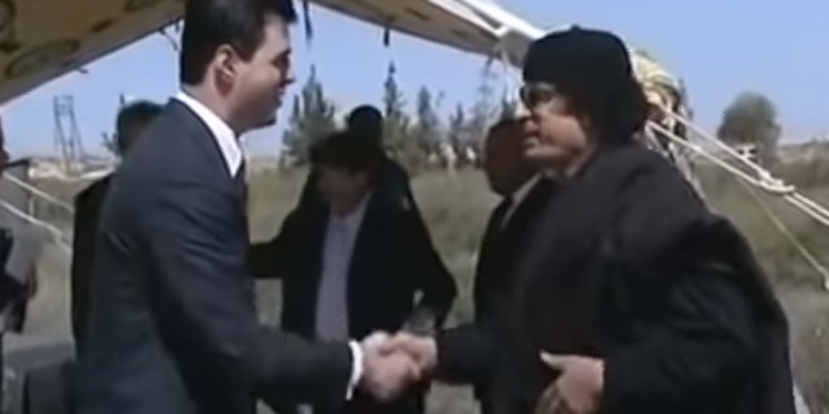 Si “Gaddafi” në pushtet! Luli Basha hap “thesin”, ngatërron 1 Qershorin me 1 Prillin Si “Gaddafi” në pushtet! Luli Basha hap “thesin”, ngatërron 1 Qershorin me 1 Prillin