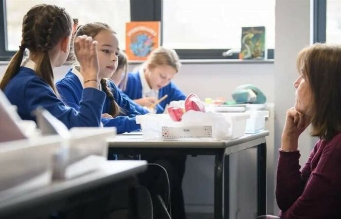 Tetë në 10 mësues të shkollave fillore në Angli shpenzojnë para për të ndihmuar nxënësit! Tetë në 10 mësues të shkollave fillore në Angli shpenzojnë para për të ndihmuar nxënësit!