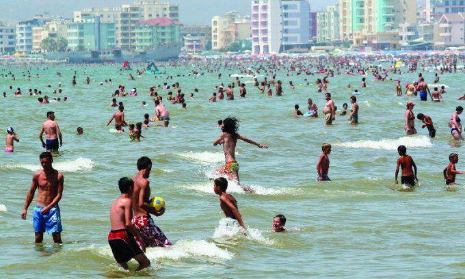 Propoganda e serbo-kosovarëve dhe e “qenërisë” shqiptare për plazhet bosh? Edi Rama sjell pamjet nga Spillea e supermbushur me turistë! Propoganda e serbo-kosovarëve dhe e “qenërisë” shqiptare për plazhet bosh? Edi Rama sjell pamjet nga Spillea e supermbushur me turistë!