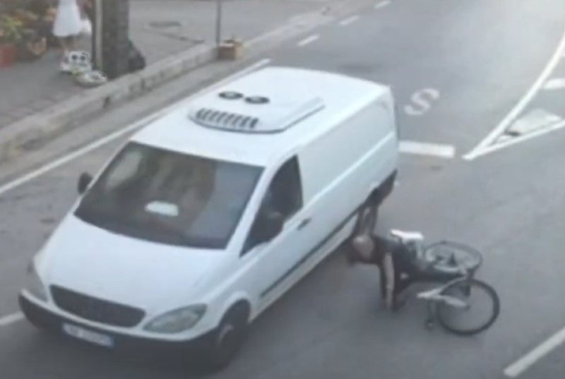 VIDEO/ I shpëton mrekullisht aksidentit në Pogradec: Ja momenti kur e merr përpara furgoni! VIDEO/ I shpëton mrekullisht aksidentit në Pogradec: Ja momenti kur e merr përpara furgoni!