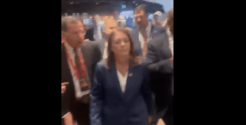 VIDEO/ Shefja e Shërbimit Sekret fshihet në banjë, teksa senatorët republikanë e ndjekin këmba-këmbës për atentatin ndaj Trumpit VIDEO/ Shefja e Shërbimit Sekret fshihet në banjë, teksa senatorët republikanë e ndjekin këmba-këmbës për atentatin ndaj Trumpit