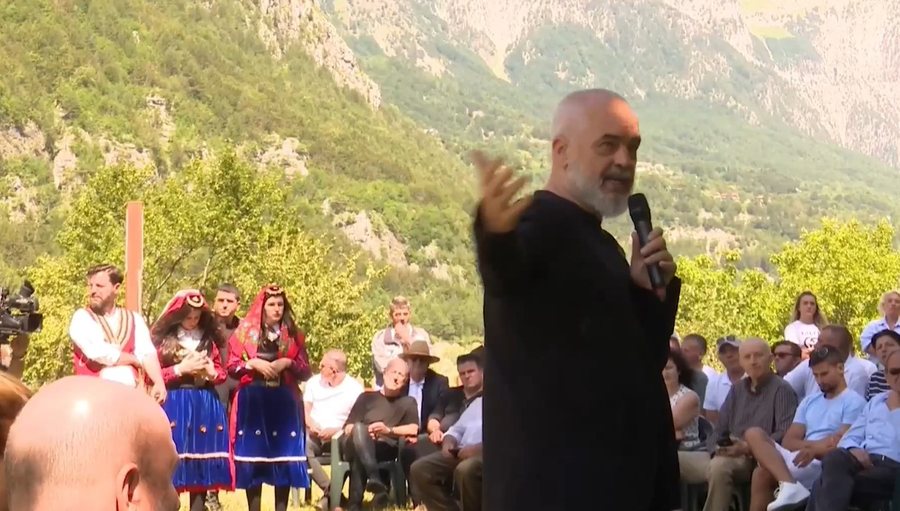 Rama ndan titujt e pronësive të banesave në Theth: Njofton faljen e gjobave për ndërtimet pa leje Rama ndan titujt e pronësive të banesave në Theth: Njofton faljen e gjobave për ndërtimet pa leje