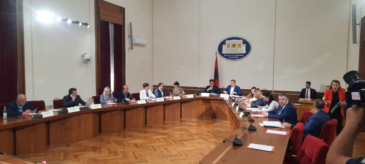 PD-PS votojnë kodin zgjedhor: 1/3 e listës e mbyllur, klloun të kryetarëve! Hapet rruga votës së emigrantëve PD-PS votojnë kodin zgjedhor: 1/3 e listës e mbyllur, klloun të kryetarëve! Hapet rruga votës së emigrantëve