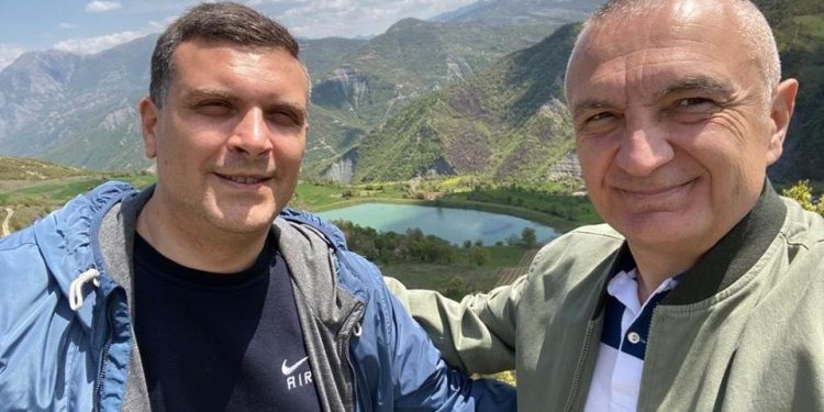 Bilushi i Metës ndjek tutorin të tij…bëhet boksier: Godet me grusht Valterin, sulmon me letra Veliajn, humbet ndeshjen, i thyhet hunda Bilushi i Metës ndjek tutorin të tij…bëhet boksier: Godet me grusht Valterin, sulmon me letra Veliajn, humbet ndeshjen, i thyhet hunda