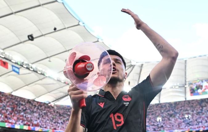 Daku ulet me këmbë në tokë, u tregon rusëve çfarë ndodhi me shpërthimin e tij në Europian Daku ulet me këmbë në tokë, u tregon rusëve çfarë ndodhi me shpërthimin e tij në Europian