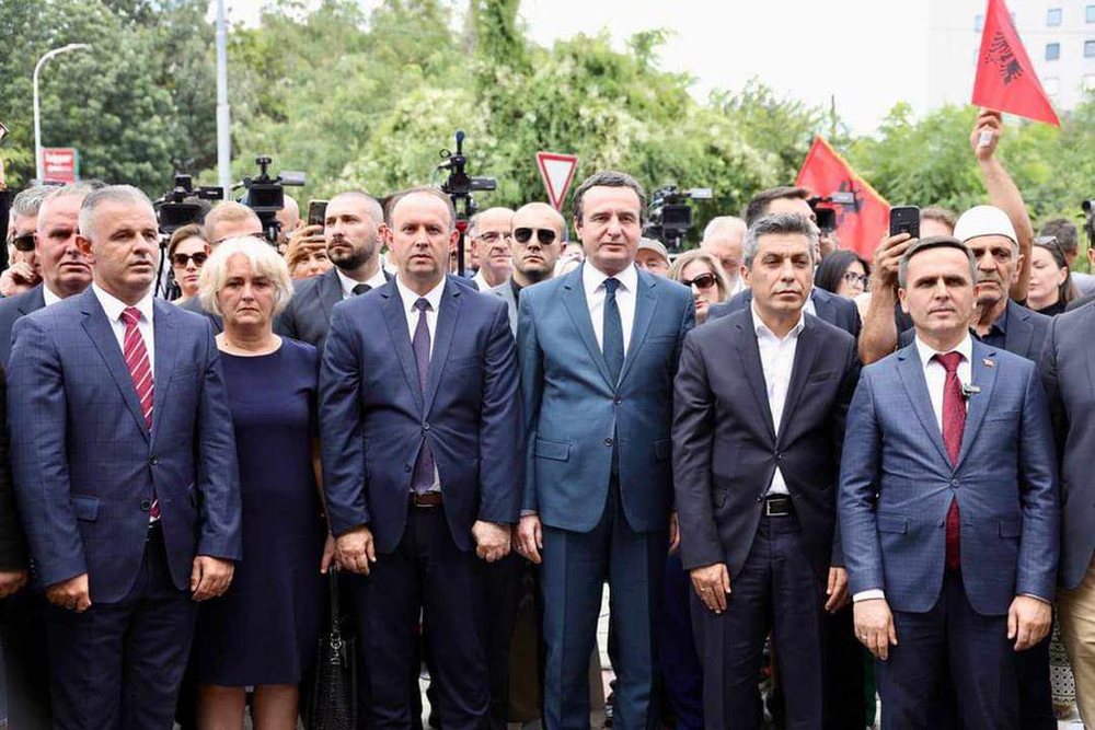 Incidenti ndaj Vjosa Osmanit: Kurti i gëzuar, viziton partnerët antishqiptarë të partisë së Gruevskit në Maqedoninë e Veriut Incidenti ndaj Vjosa Osmanit: Kurti i gëzuar, viziton partnerët antishqiptarë të partisë së Gruevskit në Maqedoninë e Veriut