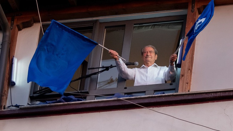 Berisha tregon në monitorin e shtëpisë ëndrrat që shikon me sy hapur: Ja pse “u tkurr” edhe më shumë turma e mosbindjes civile dje para bashkisë së Tiranës Berisha tregon në monitorin e shtëpisë ëndrrat që shikon me sy hapur: Ja pse “u tkurr” edhe më shumë turma e mosbindjes civile dje para bashkisë së Tiranës