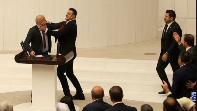 Turqi/ Sherr masiv në Parlament, sulmohet ligjvënësi opozitar nga deputetët e Erdogan Turqi/ Sherr masiv në Parlament, sulmohet ligjvënësi opozitar nga deputetët e Erdogan