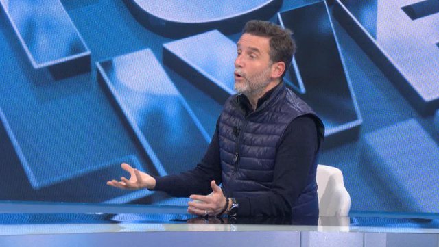 VIDEO/ Braçe diskretiton oficerin e krimeve në Lushnje: Ore idiot i vonuar mëso ligjet, mjaft terrorizuat qytetarët! Tani nuk duhet leje për të riparuar apo rindërtuar çatinë VIDEO/ Braçe diskretiton oficerin e krimeve në Lushnje: Ore idiot i vonuar mëso ligjet, mjaft terrorizuat qytetarët! Tani nuk duhet leje për të riparuar apo rindërtuar çatinë